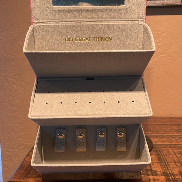 NWT MAX Studio Multi-Use Pink vegan Leather Travel Case - Picture 4 of 6